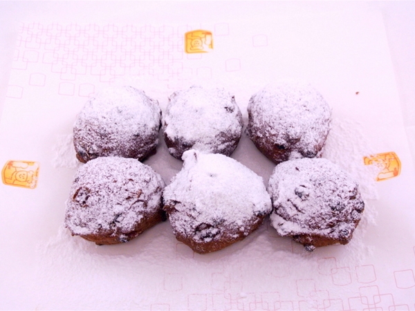 Oliebol met rozijnen